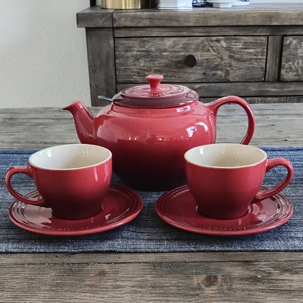 LE CREUSET TEAPOT WITH CUPS AND SAUCER SET